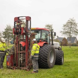 foto van werkzaamheden waar seismiek wordt verzameld op een grasveld