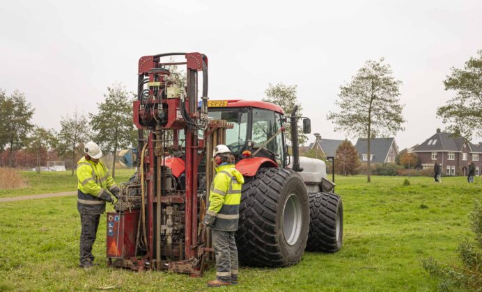 foto van werkzaamheden waar seismiek wordt verzameld op een grasveld