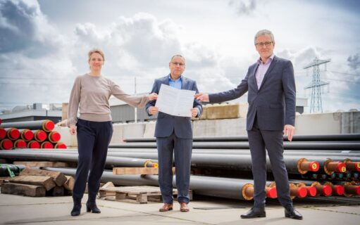 Foto van Jorien Schaaf, Hans de Groene en Frank Schoof die rapport in ontvangst nemen