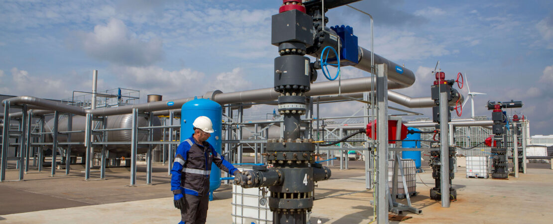 Afbeelding van Geothermie Andijk winning installatie met medewerker