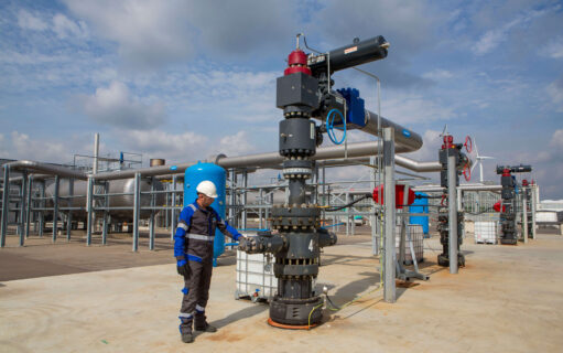 Afbeelding van Geothermie Andijk winning installatie met medewerker