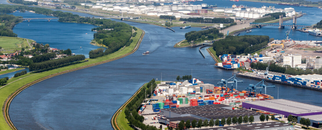 Afbeelding vanuit de lucht van Europoort: industrie, haven en schepen