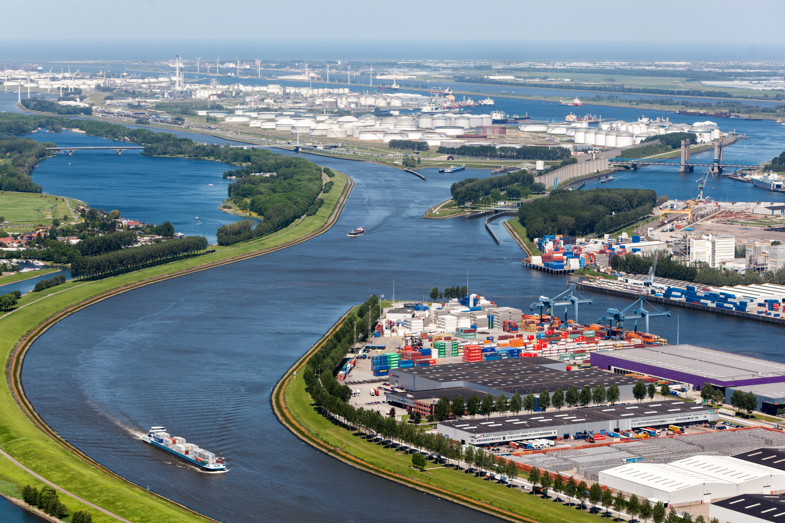 Afbeelding vanuit de lucht van Europoort: industrie, haven en schepen