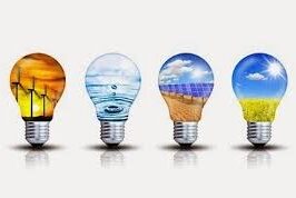 Afbeelding van vier peertjes (lampen) naast elkaar die gevuld zijn met windmolens, water, zonnepanelen en een akker