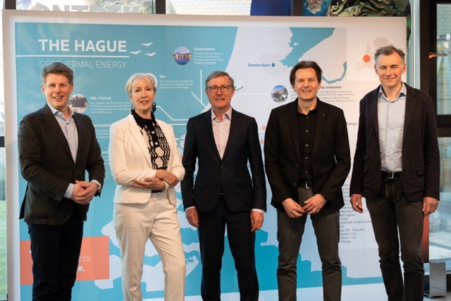 Nico van Est van Energiefonds Den Haag, wethouder Liesbeth van Tongeren, Herman Exalto van EBN, Bas van Dun van Hydreco Geomec en Jan Willem Rosingh van Perpetuum Energy Partners.