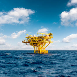 Afbeelding van een boorplatform op zee voor de winning van aardgas