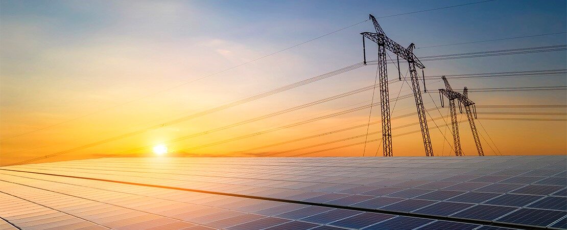 Foto van zonnepanelen en elektriciteitsmast
