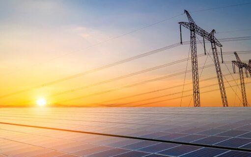 Zonnepanelen en elektriciteitsmast