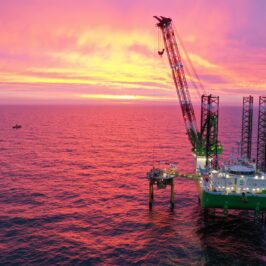 Afbeelding van een platform in de zee met zonsondergang