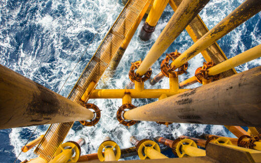 Foto van een offshore boor gele olie- en gasproductie-aardoliepijpleiding.