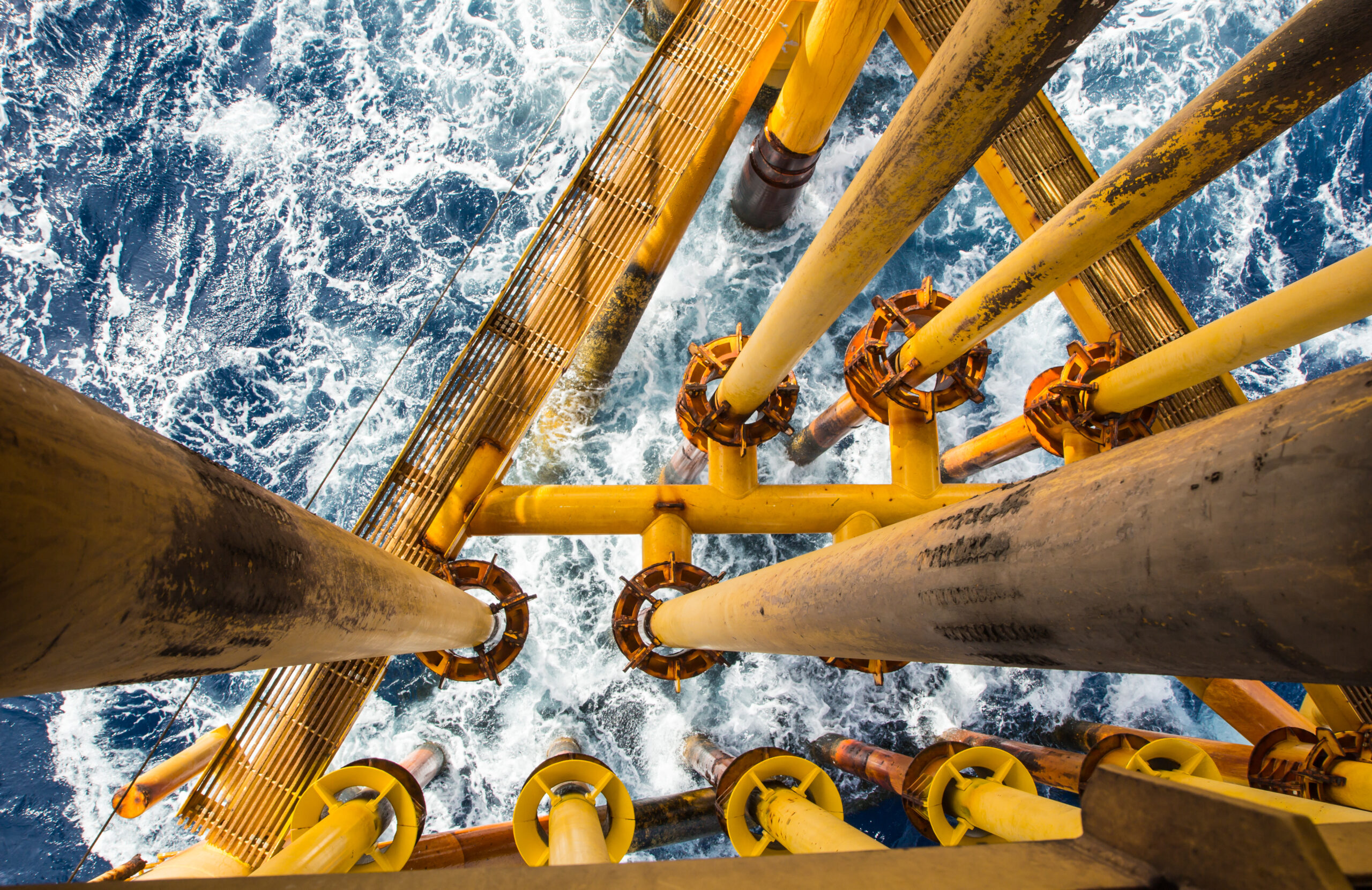 Foto van een offshore boor gele olie- en gasproductie-aardoliepijpleiding.