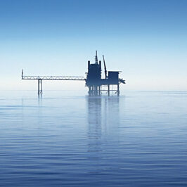 Een boorplatform in de Noordzee tekent zich af tegen de horizon