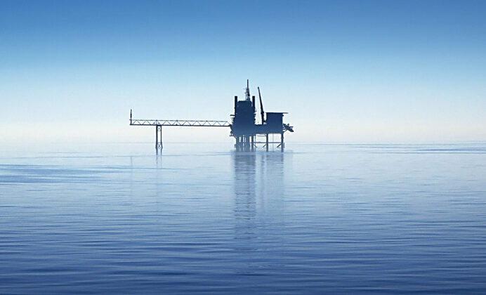 Een boorplatform in de Noordzee tekent zich af tegen de horizon