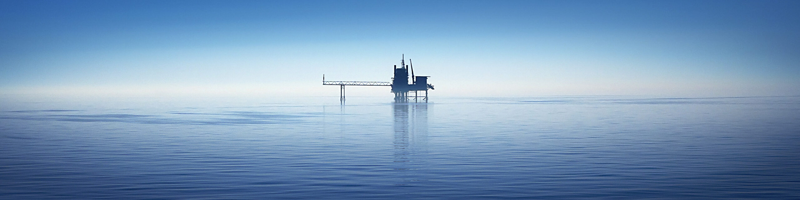 Een boorplatform in de Noordzee tekent zich af tegen de horizon