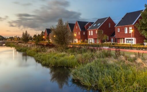 Afbeelding van huizen die aan het water liggen