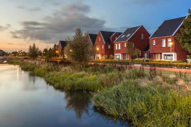Afbeelding van huizen die aan het water liggen
