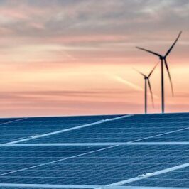 Afbeelding toont zonnepanelen en windmolens waarvan de energie wordt opgeslagen