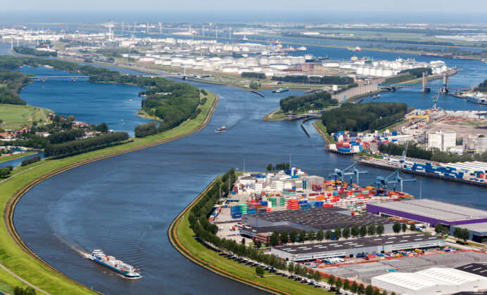 Luchtfoto van de Europoort. Kijkend naar het noordwesten.