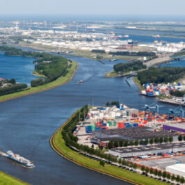 Luchtfoto van de Europoort. Kijkend naar het noordwesten.