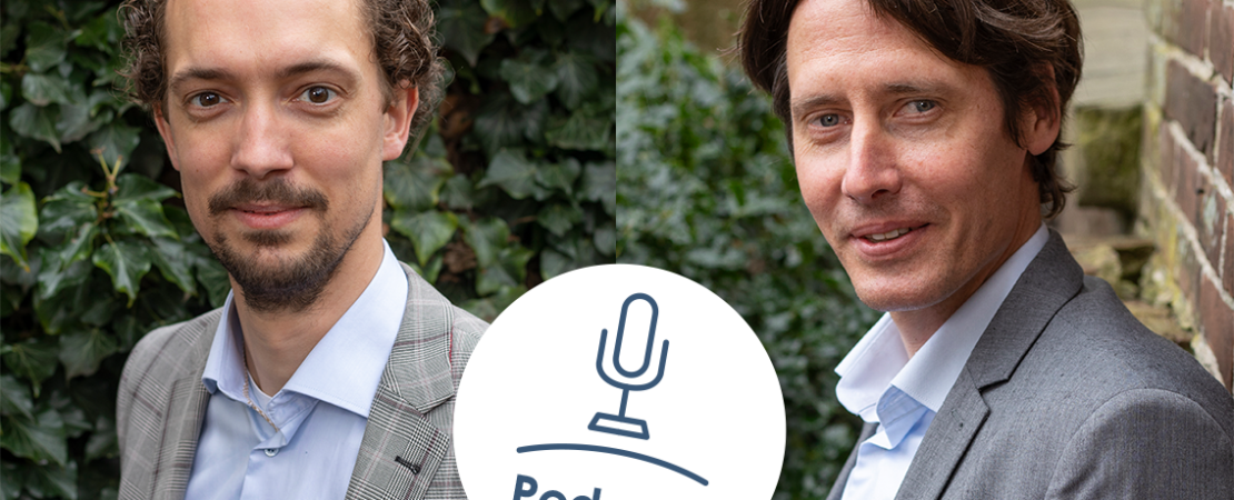 Foto van Thijs Huijskes en Joris Korneef met een microfoon icoon en tekst 'podcast'