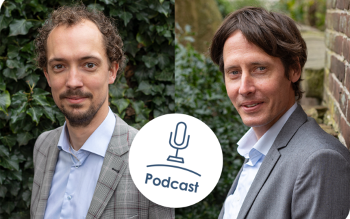 Foto van Thijs Huijskes en Joris Korneef met een microfoon icoon en tekst 'podcast'