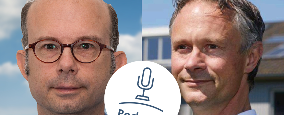 Foto van Laurens de Vries en Olof van der Graag met microfoon icoon en tekst 'Podcast'