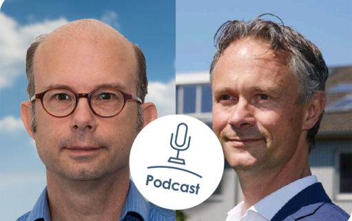 Foto van Laurens de Vries en Olof van der Graag met microfoon icoon en tekst 'Podcast'