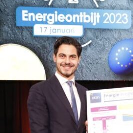 Foto van Rob Jetten tijdens overhandiging infographic 2023