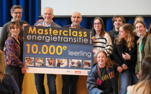 De Darel cheque van de masterclass wordt uitgereikt aan de 10.000e leerling