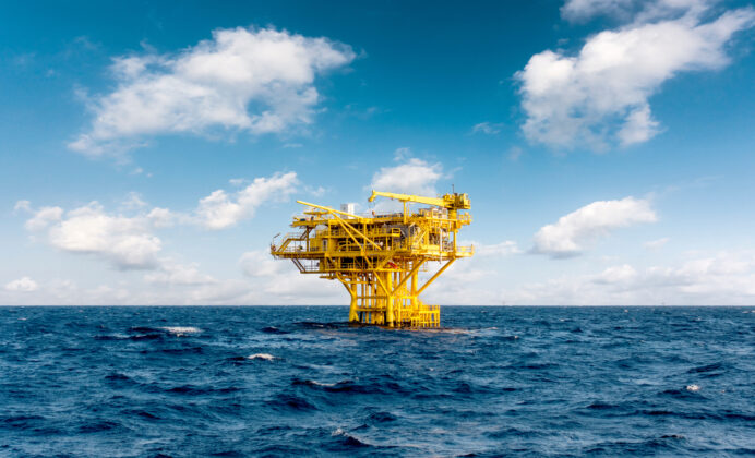 Foto van een olie en gas platform op zee