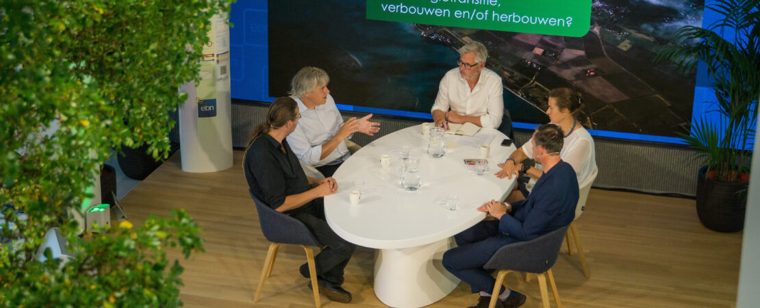 Foto van het rondetafelgesprek bij EBN in het kader van de eventweek “De energietransitie, 5 vragen in 5 dagen”. Aan tafel zitten Frans Rooijers (CE Delft), Joris Wijnhoven (NVDE), Yolande Verbeek (EBN), en Lennert Goemans (Ministerie van Economische Zaken en Klimaat). Onder leiding van gespreksleider Marcel Hoenderdos spraken zij over de vraag “De energietransitie: verbouwen en/of herbouwen?”