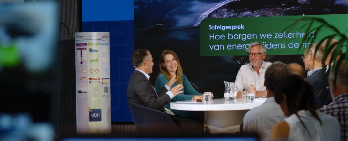 Foto van het rondetafelgesprek bij EBN in het kader van de eventweek “De energietransitie, 5 vragen in 5 dagen”. Aan tafel zitten Pieter Boot (Clingendael), Yara van 't Groenewoud (Ministerie van Economische Zaken en Klimaat), Bas Brouwers (EBN), en René Peters (TNO). Onder leiding van gespreksleider Marcel Hoenderdos spraken zij over de vraag “Hoe borgen we zekerheid van energie tijdens de transitie?”