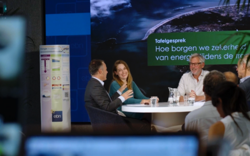 Foto van het rondetafelgesprek bij EBN in het kader van de eventweek “De energietransitie, 5 vragen in 5 dagen”. Aan tafel zitten Pieter Boot (Clingendael), Yara van 't Groenewoud (Ministerie van Economische Zaken en Klimaat), Bas Brouwers (EBN), en René Peters (TNO). Onder leiding van gespreksleider Marcel Hoenderdos spraken zij over de vraag “Hoe borgen we zekerheid van energie tijdens de transitie?”