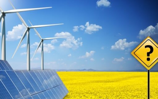 De afbeelding toont een veld met koolzaad met daarop windmolens, zonnepanelen en een bord met een vraagteken.