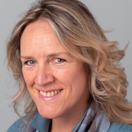 Portretfoto van Anne Marie van Osch, bestuurslid van Stichting Warmtenetwerk.
