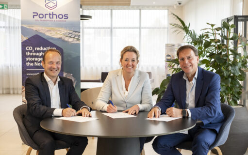 De stuurgroepleden van de moederbedrijven tekenen de definitieve investeringsbeslissing Porthos. V.l.n.r. Pierre Bartholomeus, Managing Director New Energy, Gasunie Berte Simons, Business unit director CTOS, EBN Jeroen Steens, Director Commercial Delivery, Havenbedrijf Rotterdam