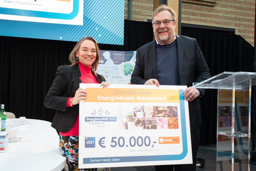 Foto van Marieke Vollering en Jan Willem van Hoogstraten met een cheque van 50.000 voor Energiebank Nederland.