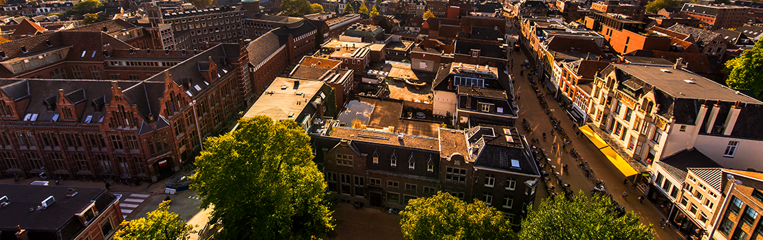 Verschillende straten van de stad Utrecht van bovenaf gezien.