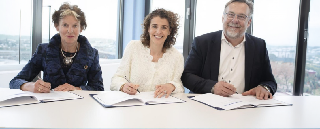 Foto van het moment dat Minster Hermans van Klimaat en Groen Groei het sectorakkoord gaswinning ondertekend.