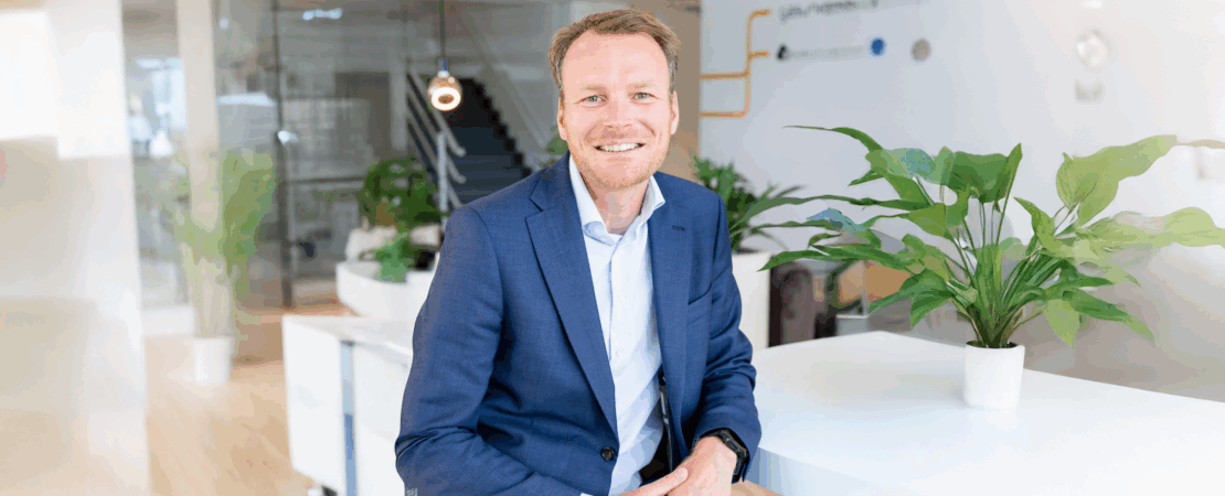 Joost Hooghiem is per 1 september 2025 de directeur CCS bij EBN. Deze foto is links en rechts van de hoofdpersoon d.m.v. AI aangevuld tot benodigde breedte.