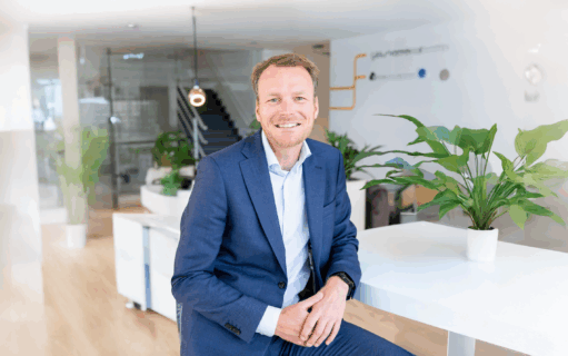 Joost Hooghiem is per 1 september 2025 de directeur CCS bij EBN. Deze foto is links en rechts van de hoofdpersoon d.m.v. AI aangevuld tot benodigde breedte.