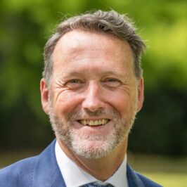 Portretfoto van wethouder Ivo Tillie (lokale groeping gob) van de gemeente Sittard-Geleen. Tillie is wethouder duurzaamheid, energie, en klimaatneutraal.