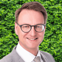 Portretfoto van wethouder Claudio Bruggink (D66) van de gemeente Hengelo. Bruggink is wethouder duurzaamheid & milieu.