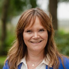 Portretfoto van wethouder Angelique Beekhuizen (VVD) van de gemeente Zoeterwoude. Beekhuizen is wethouder duurzaamheid.