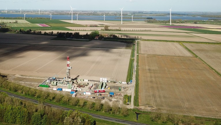 Onderzoeksboring Heijningen met tulpenvelden op achtergrond 1_highlight afb