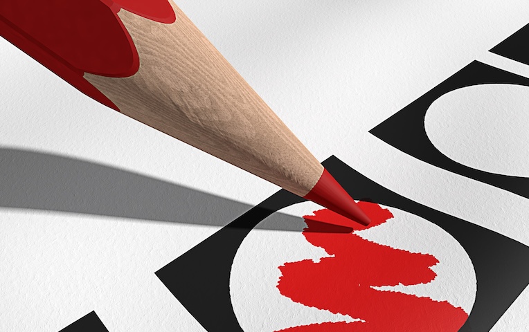 We zien een rood potlood dat een vakje rood maakt, zoals kiezers tijdens een Nederlandse verkiezing doen.