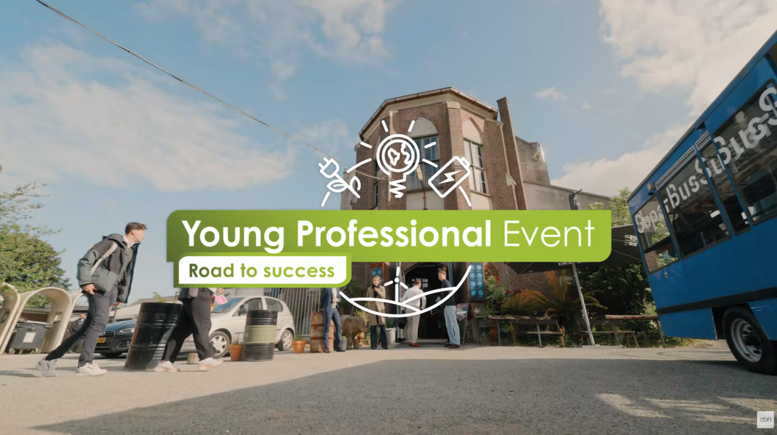 Young Professional Event met op de achtergrond een gebouw met Young Professionals