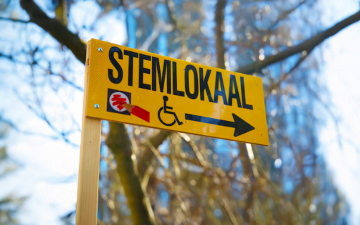 De afbeelding toont een bordje met tekst 