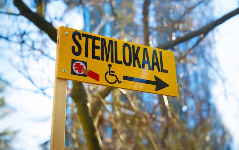 De afbeelding toont een bordje met tekst "Stemlokaal"