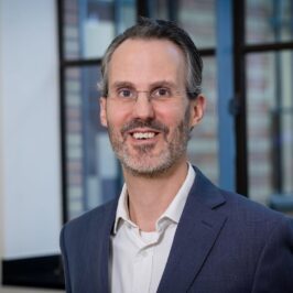 Foto van Thijs van den Vooren. Hij is de Chief Financial Officer in de Raad van Bestuur van EBN.